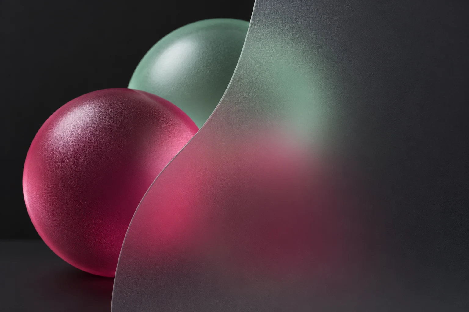 Fotografía ilustrativa IA de dos formas de vidrio esmerilado parcialmente ocultas por una pantalla abstracta; sin datos, umbrales medidos o valores reales.